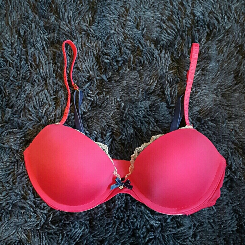 Like New Victoria Secret Pout push up bra - 34C
